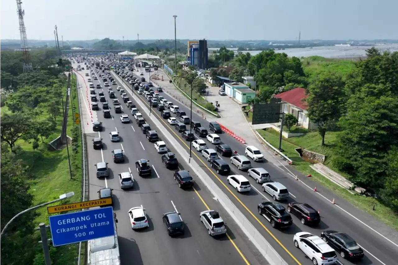 Ada Kecelakaan, Lalin di Tol Jakarta-Cikampek Padat Pagi Ini!