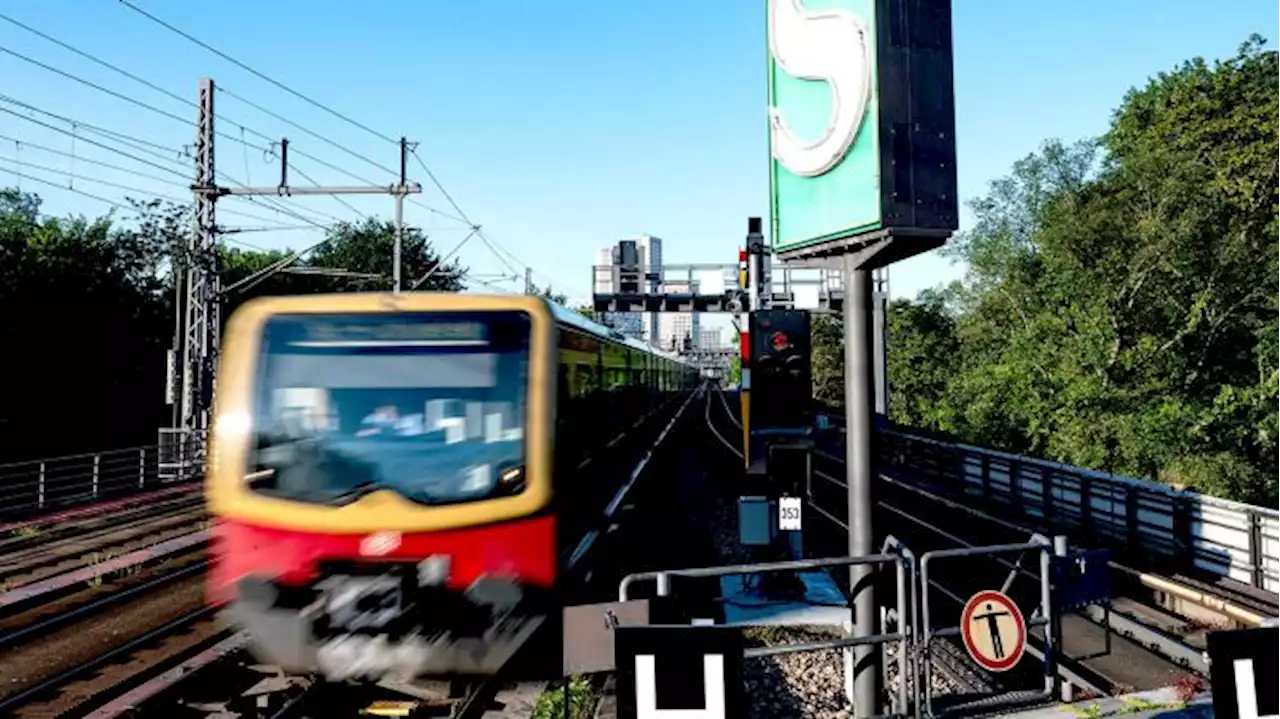 Mann wirft Fahrrad vor einfahrende S-Bahn