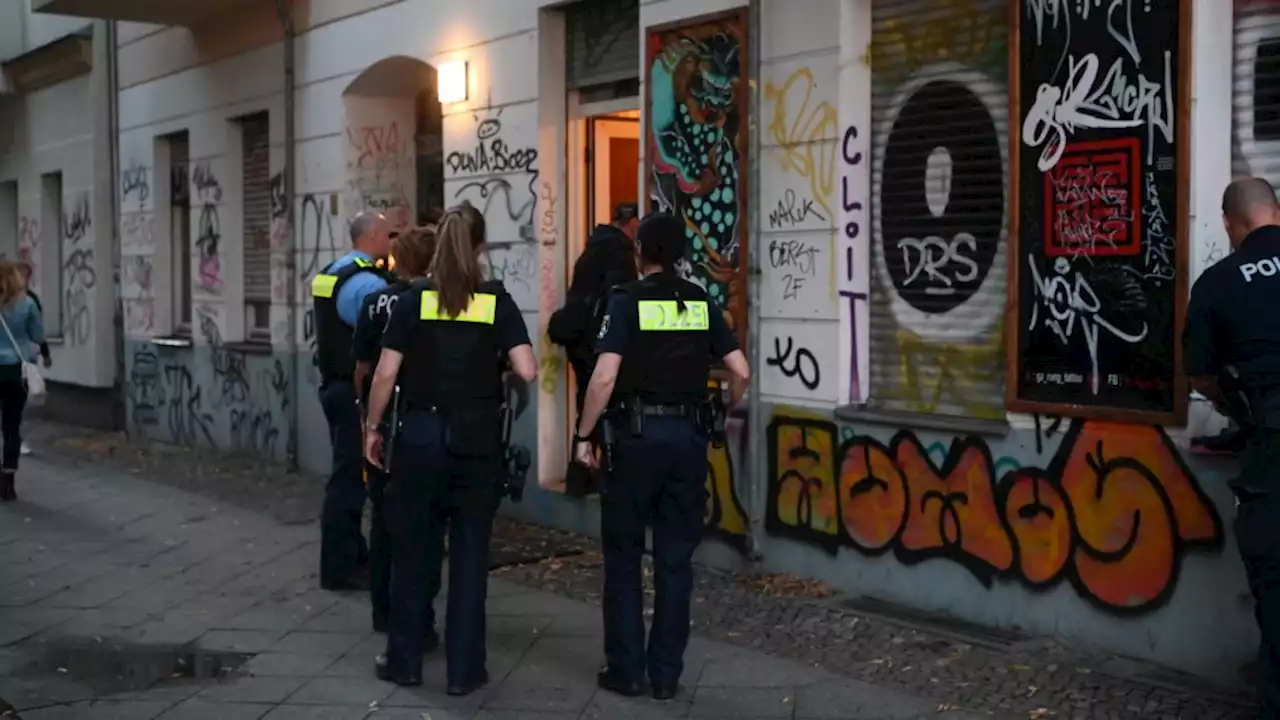 Glücksspiel und Drogenfund! Polizei schließt Lokal in Friedrichshain