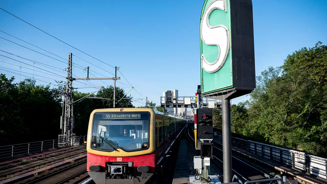 Mann wirft Rad vor S-Bahn – 100 Fahrgäste evakuiert!