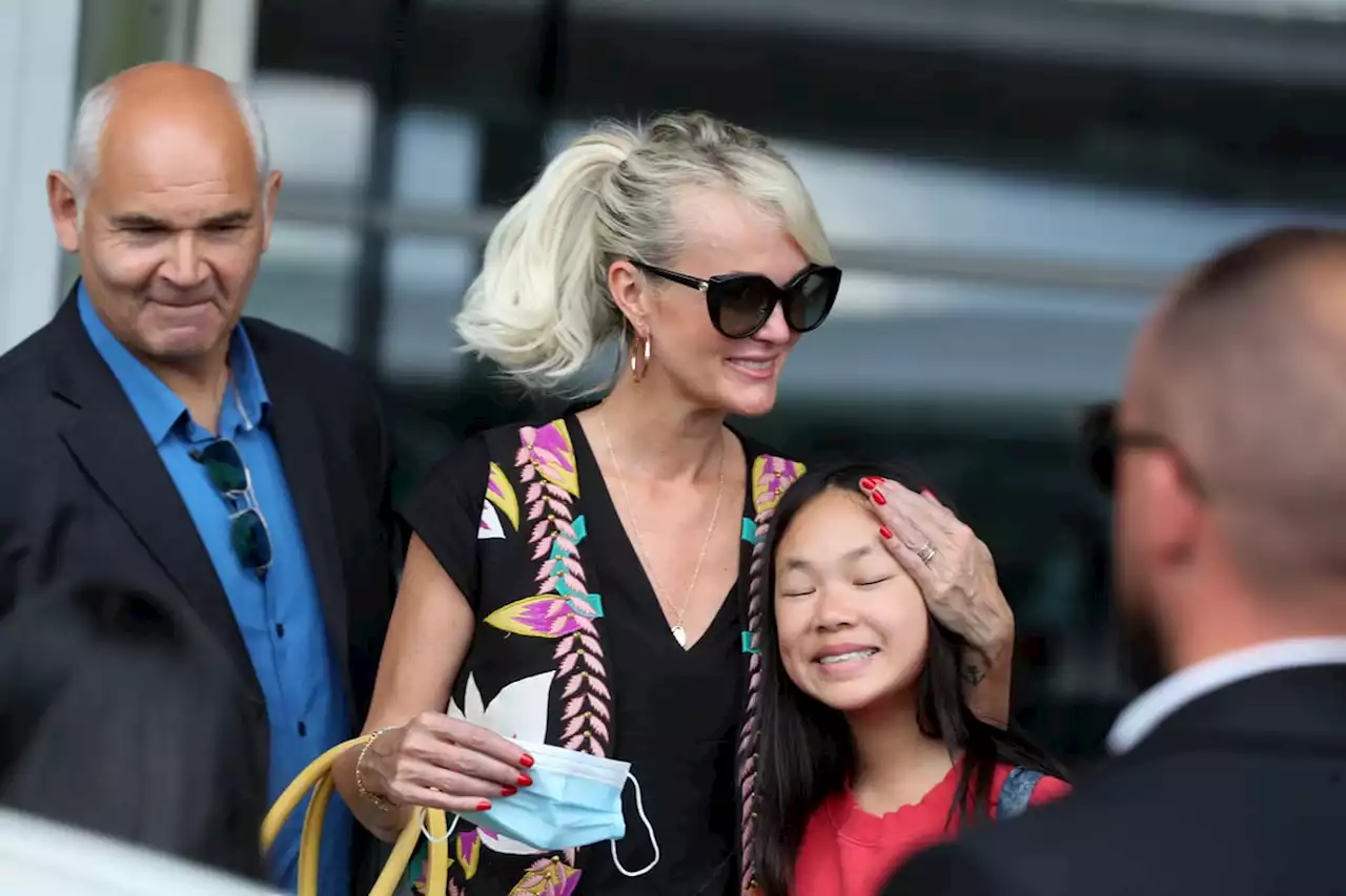 Laeticia et Joy Hallyday de sortie à Paris ! Looks de stars dans le carré VIP face à la tour Eiffel - Closer