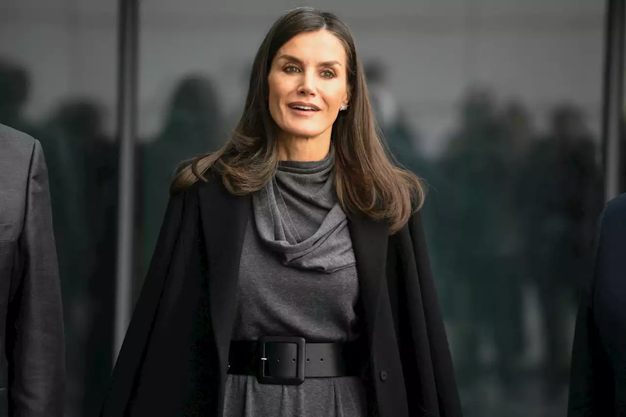 Letizia d’Espagne audacieuse : son astuce pour twister sa robe en satin noire minimaliste - Closer