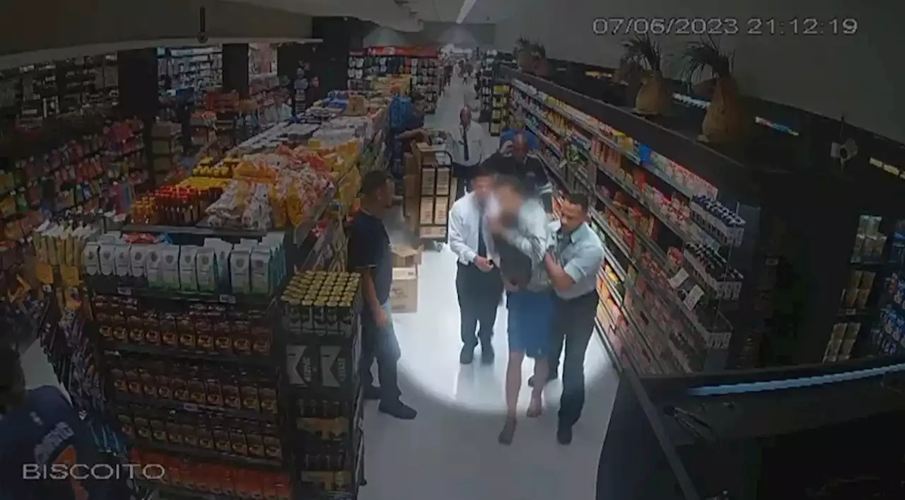 Polícia investiga suspeita de tortura em caso de homem espancado por seguranças em supermercado