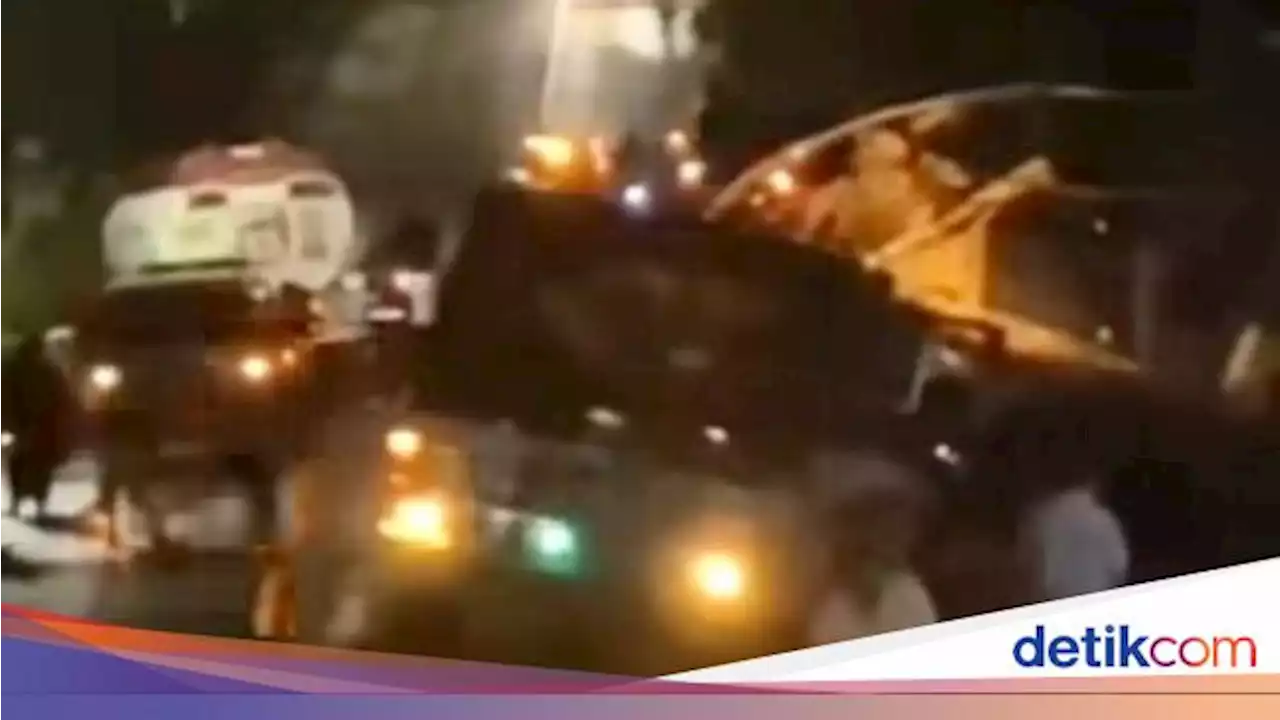 Truk Pertamina dan Tronton Terlibat Laka Lantas, Minyak Luber ke Jalan