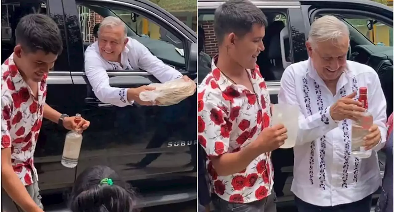 VIDEO: Regalan mezcal a AMLO durante gira en Oaxaca y su reacción se viraliza en TikTok