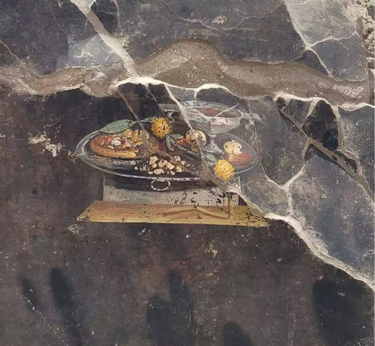 Descubren en Pompeya una pintura con un “antepasado” de la pizza