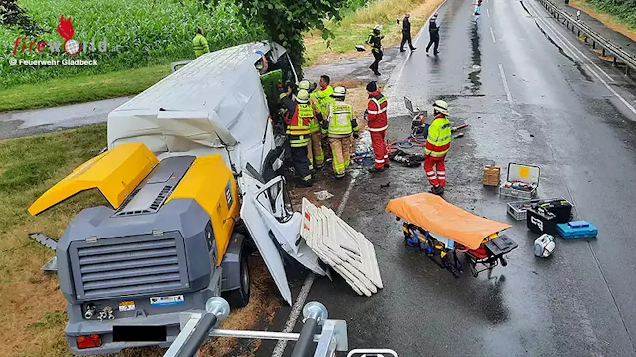 D: Kleintransporter mit Anhänger in Gladbeck gegen Baum → 1,5-stündige Rettungsaktion für Beifahrer