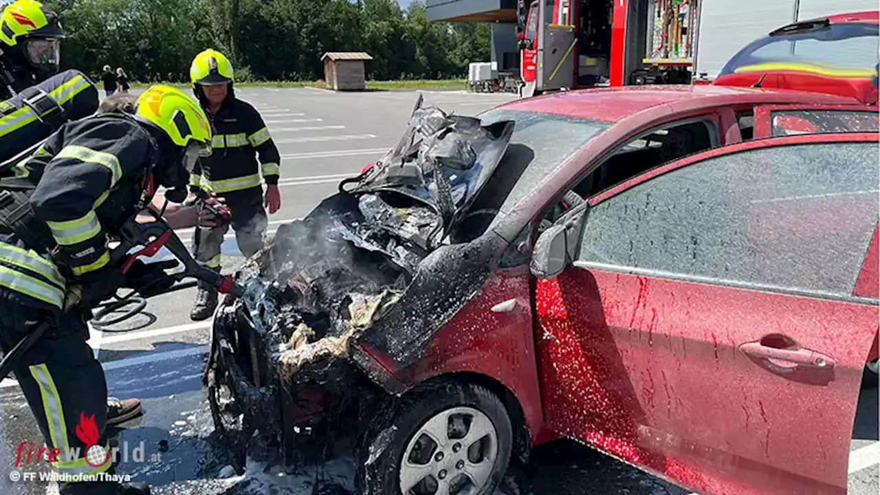 Nö: Autobrand am Baumarkt-Parkplatz in Waidhofen an der Thaya → Ersthelfer unterstützen mit Feuerlöscher