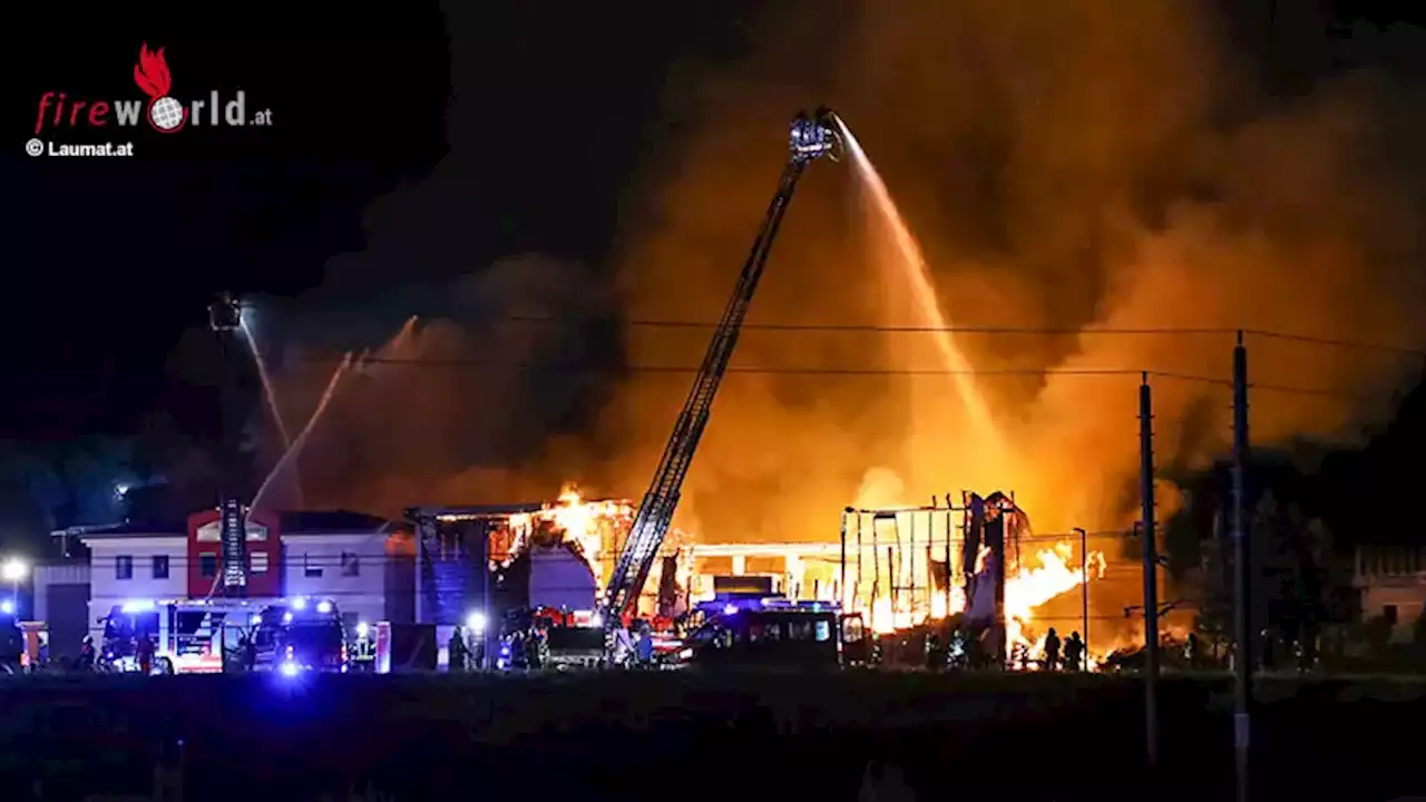 Oö: 23 Feuerwehren bei Gewerbe-Großbrand in Taufkirchen an der Trattnach