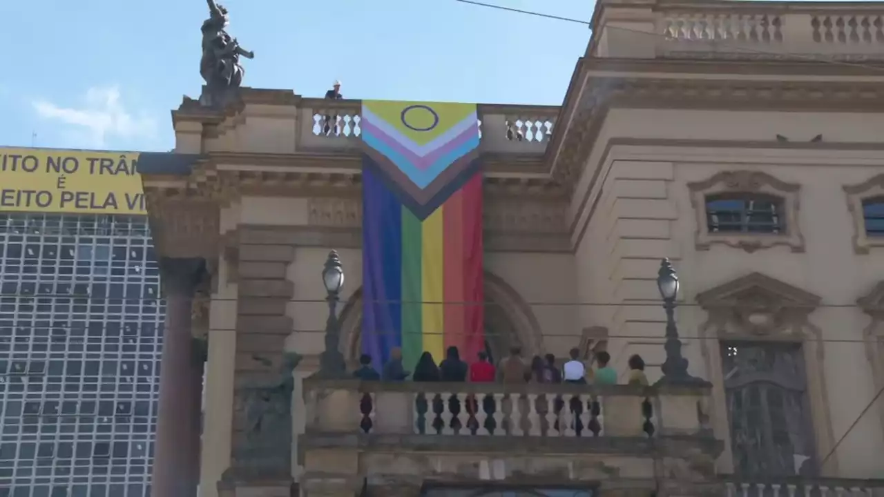 Após Prefeitura de SP retirar, bandeira LGBTQIA+ é recolocada no Theatro Municipal