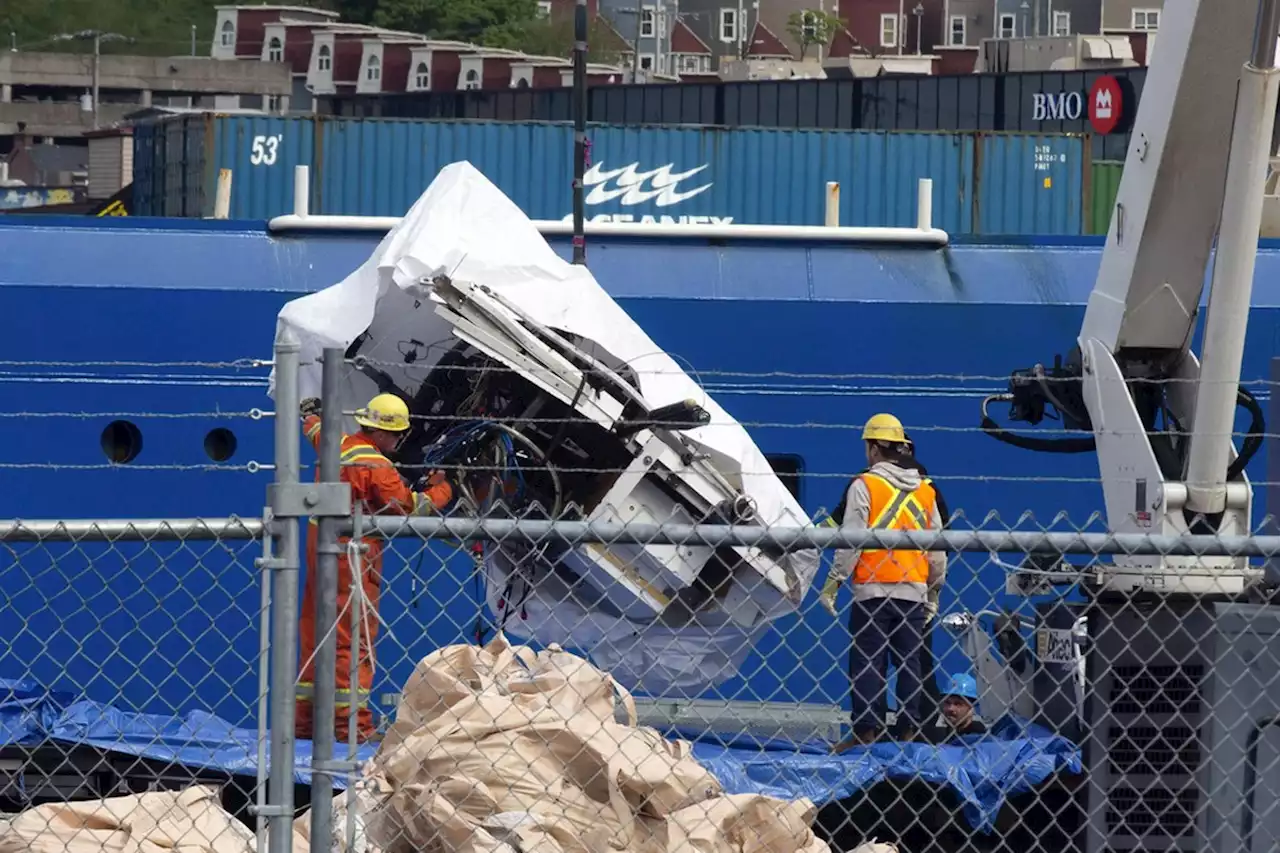 Restos do submarino Titan chegam a porto no Canadá; veja imagens