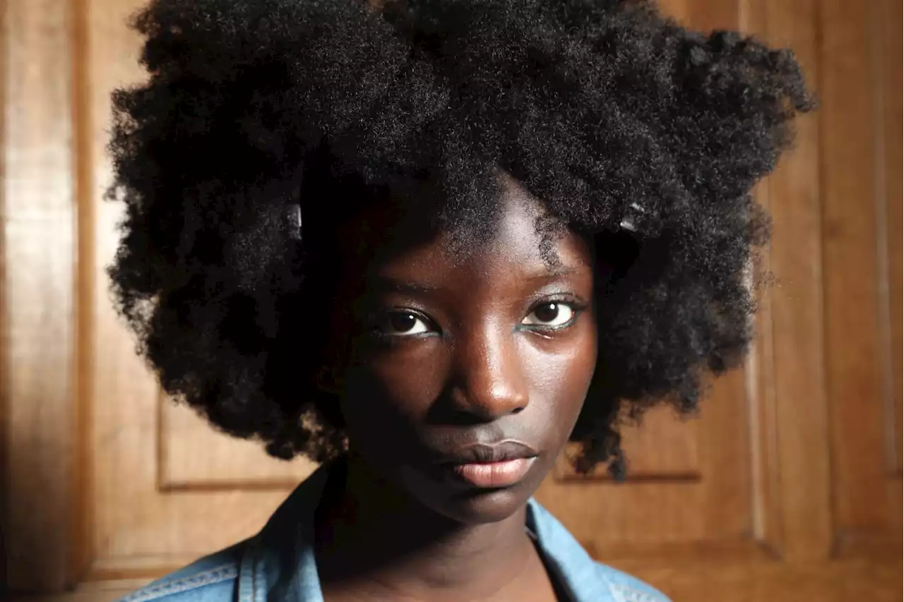 Comment le port d’une perruque a changé ma relation avec mes cheveux crépus - Grazia