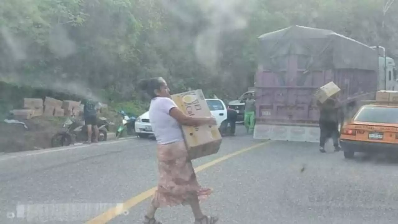 Oaxaca: habitantes rapiñan huevos de un camión que volcó en la carretera