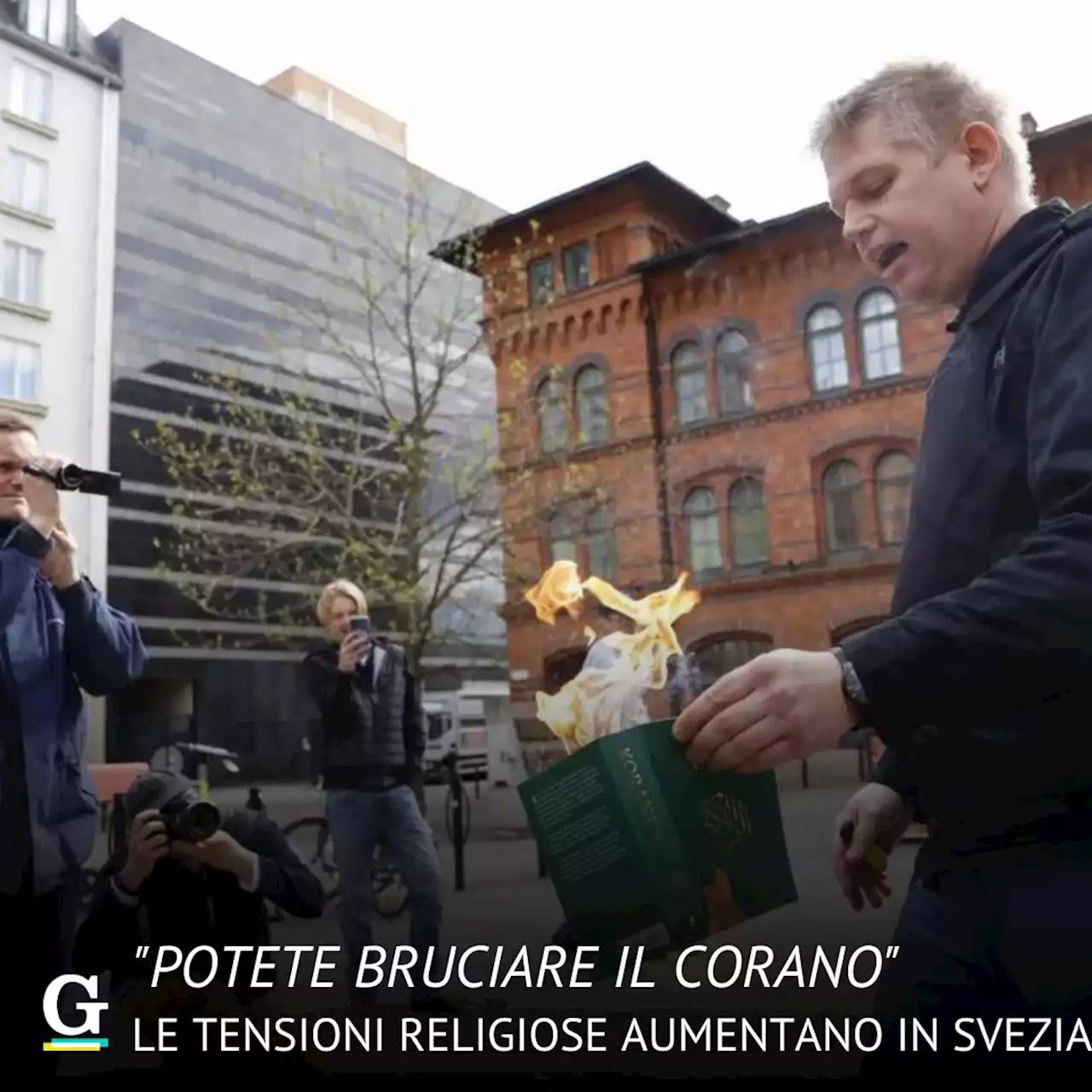 'Potete bruciare il Corano': in Svezia la sfida agli islamisti davanti alla moschea