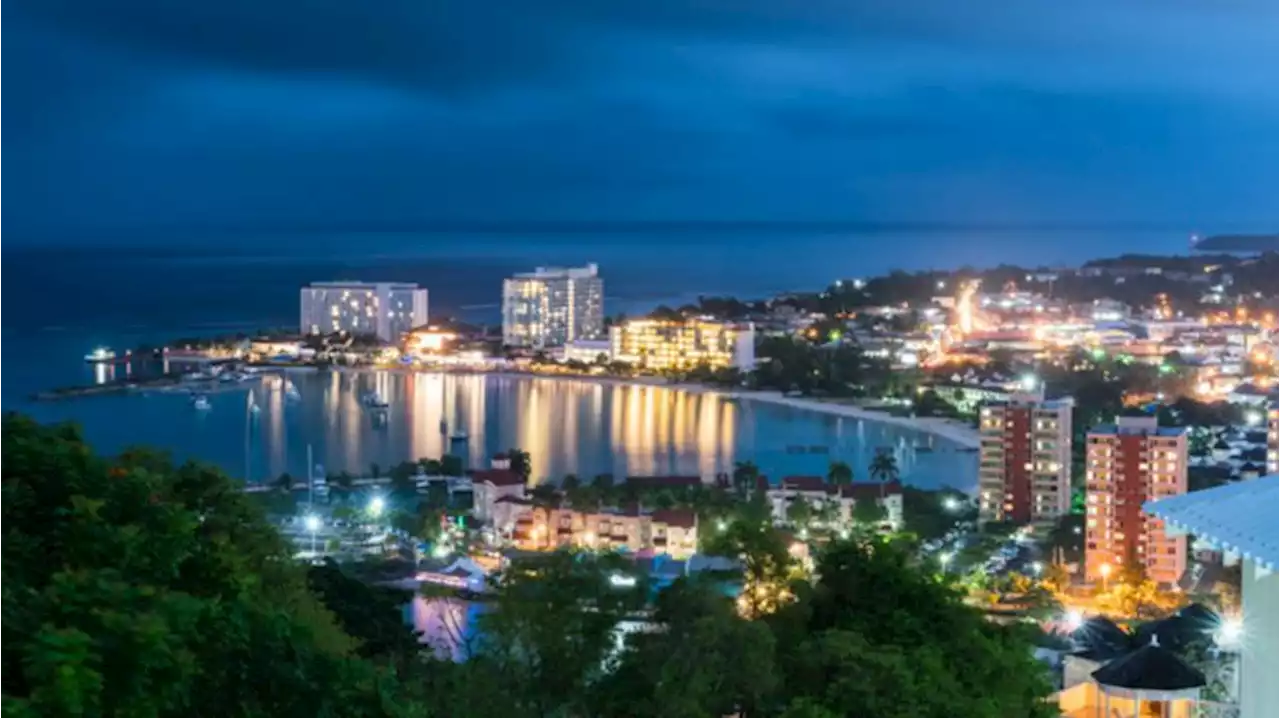 Un hombre de 53 años muere después de beber 21 cócteles, por un desafío, en Jamaica