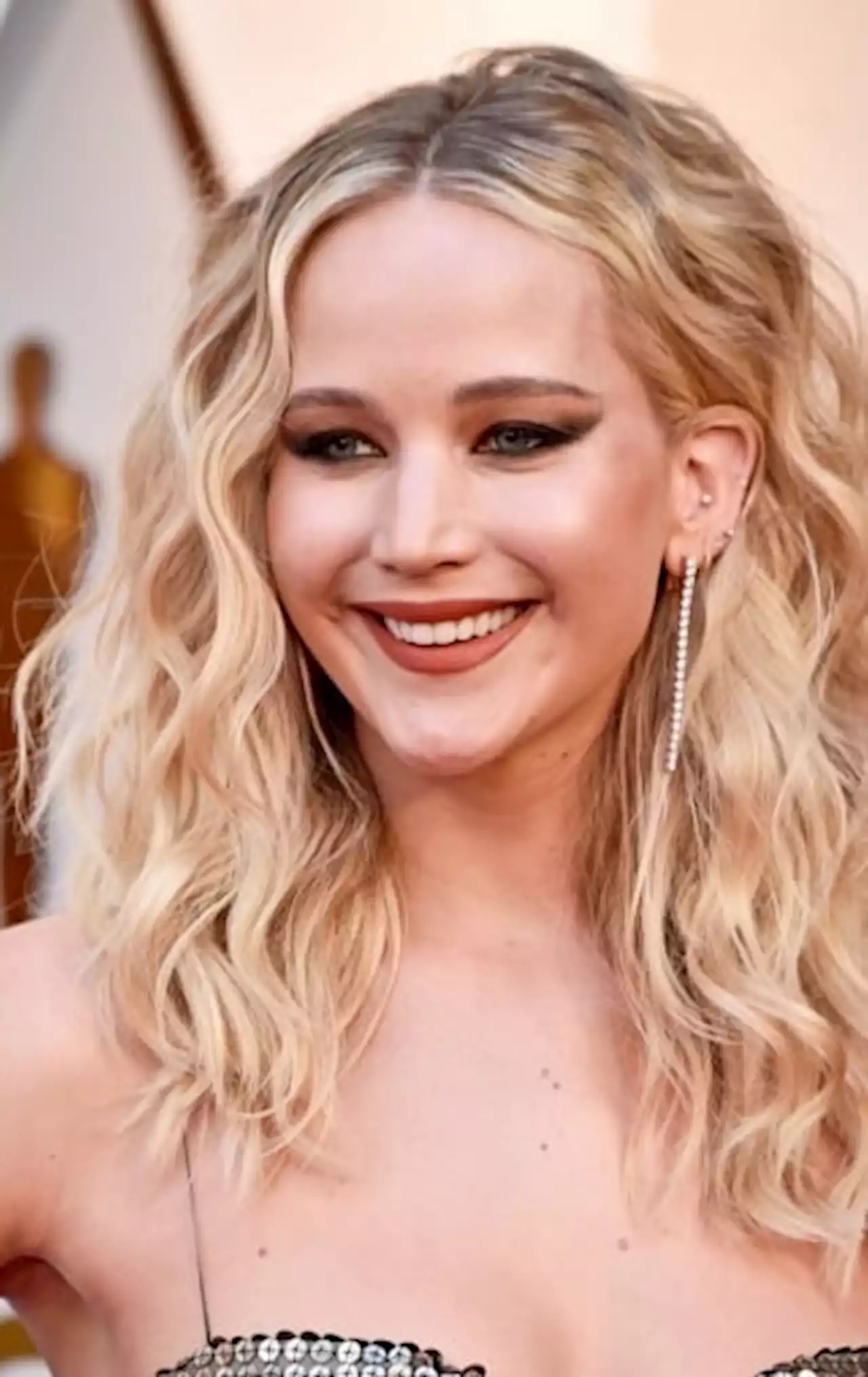 Jennifer Lawrence fala sobre suposto caso com ex-marido de Miley Cyrus | Celebridades | O Dia