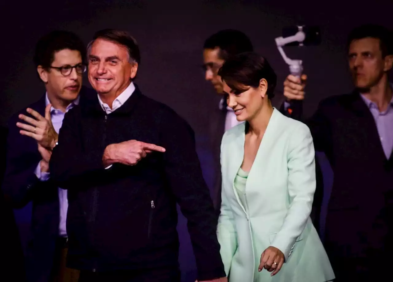 Sob ameaça da inelegibilidade, Bolsonaro afirma que Michelle pode ser candidata à presidência