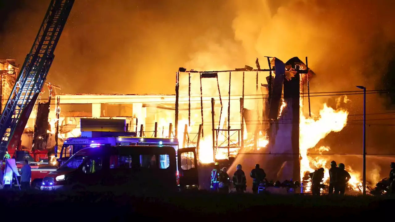 Großbrand bei Tischlerei: Feuerwehrmann verletzt