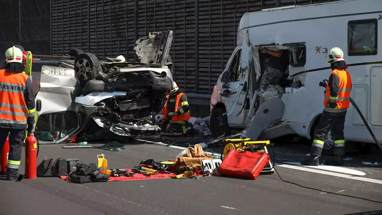 A8: Urlauber-Kleinbus krachte gegen Wohnmobil