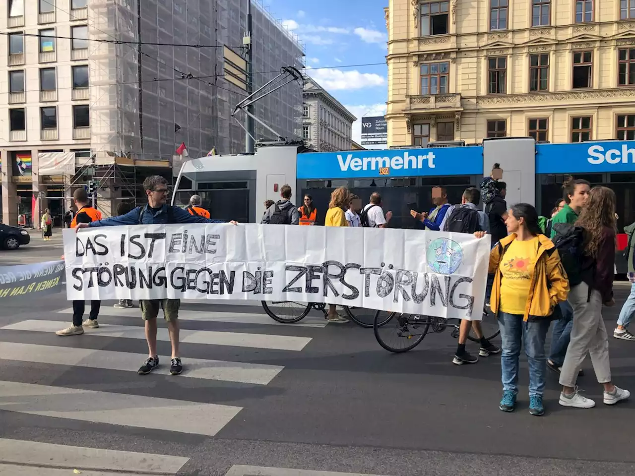 Klimakleber in Wien: Ringstraße blockiert