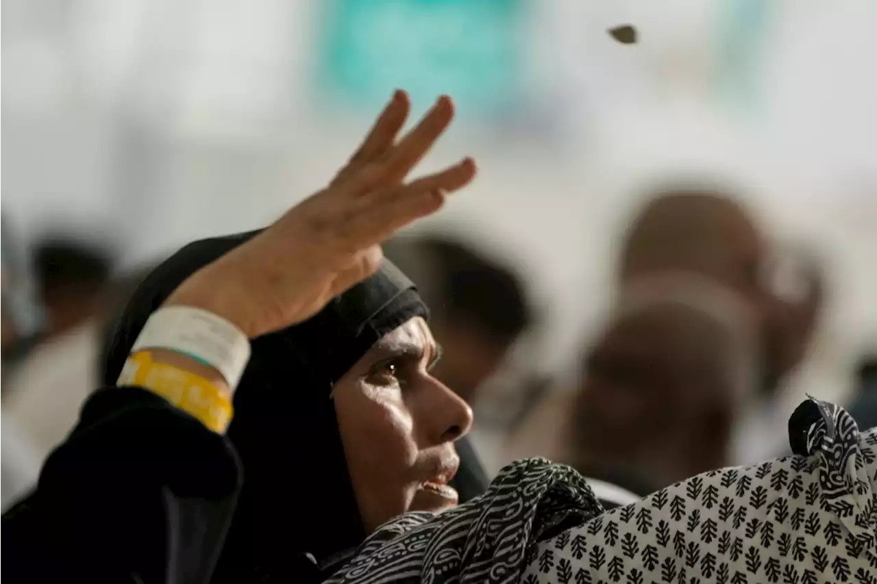 Hajj pilgrims brave intense heat to cast stones at the ‘devil’