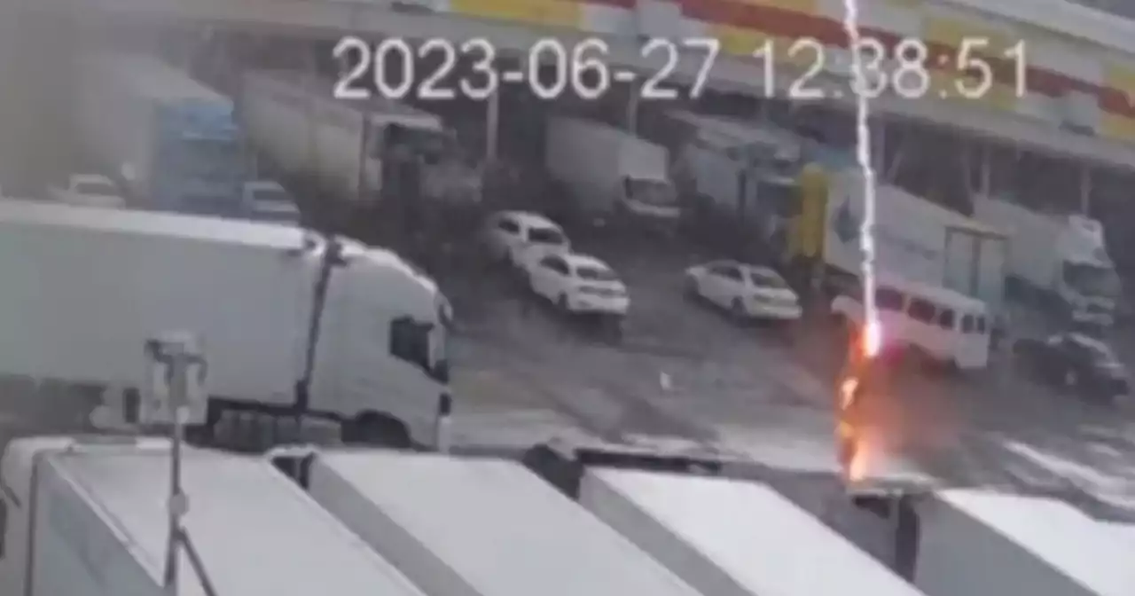 [Video] Hombre muere luego de ser impactado por un rayo en una plaza de mercado