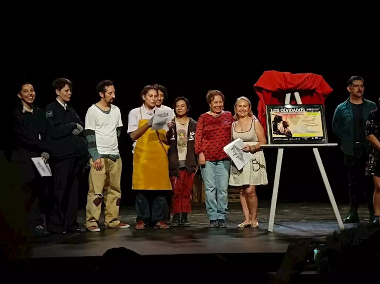 Develan placa conmemorativa de la obra de teatro 'Los Olvidados'