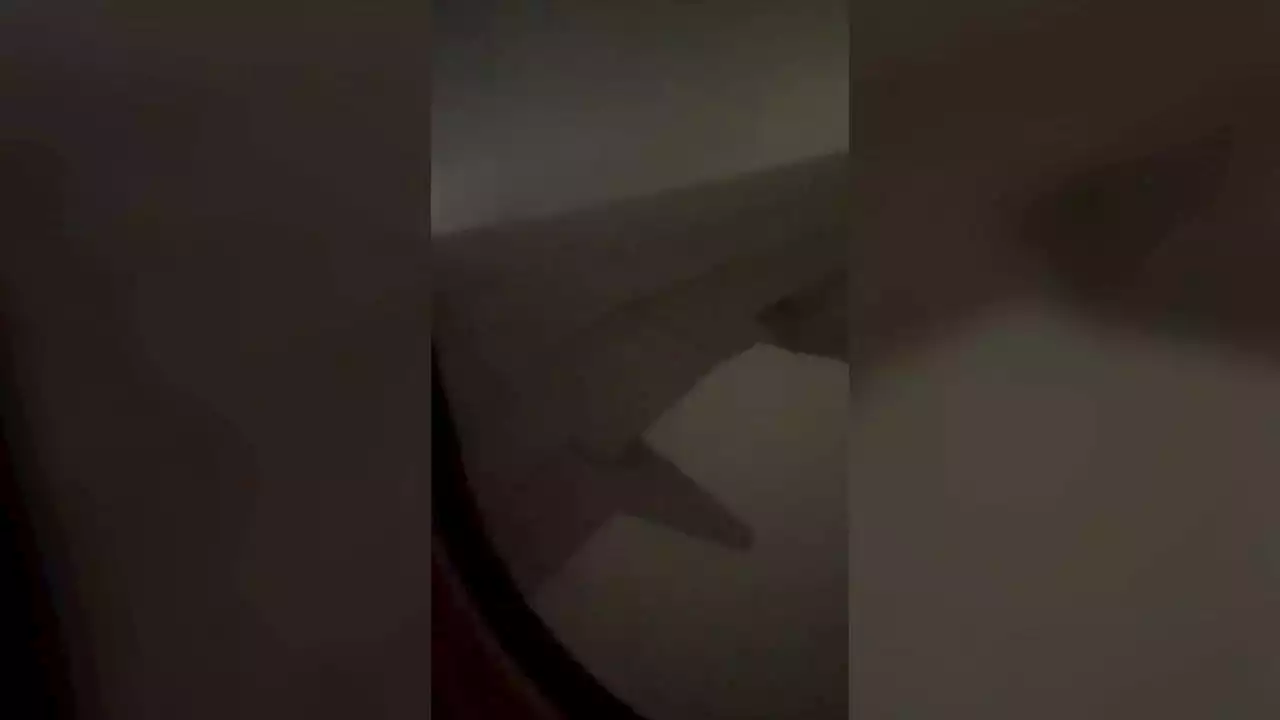 Il momento in cui un aereo di linea attraversa un tornado: il video di chi era a bordo - La Stampa