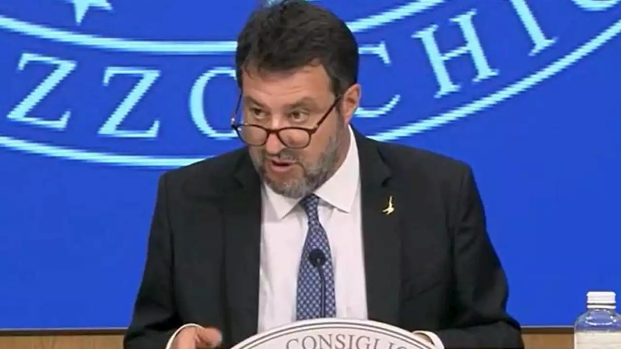 Sicurezza stradale, Salvini: “Se ti stronchi di canne o sniffi ti tolgo la patente per tre anni”