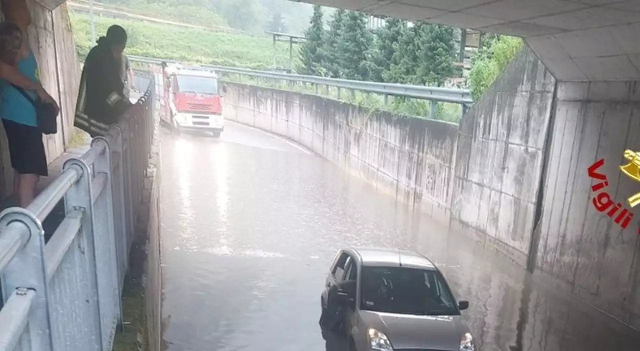 Maltempo, auto finisce sott'acqua nel sottopasso: donna salva per miracolo FOTO