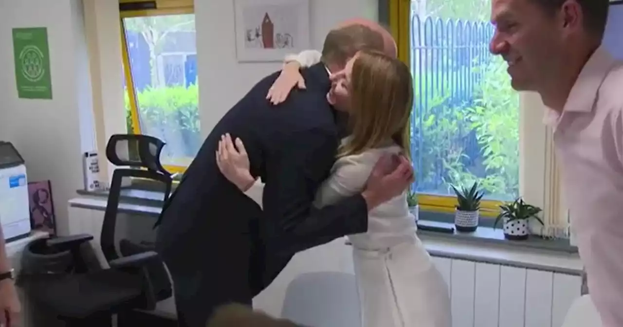 En vidéo, le prince William tend la main à Geri Horner : elle préfère le serrer dans ses bras