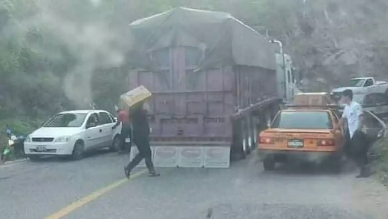 Rapiña en costa oaxaqueña, habitantes saquean camión de huevos