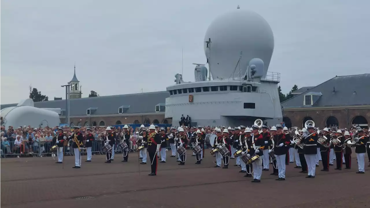 100-koppige Brits-Nederlandse Marinierskapel opent Marinedagen voor Den Helder met taptoe