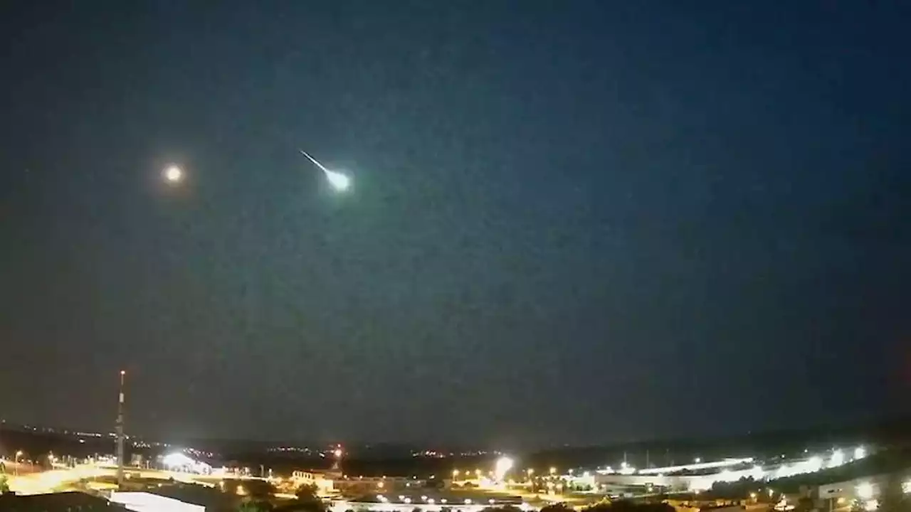 Meteoroid verglüht spektakulär am Nachthimmel