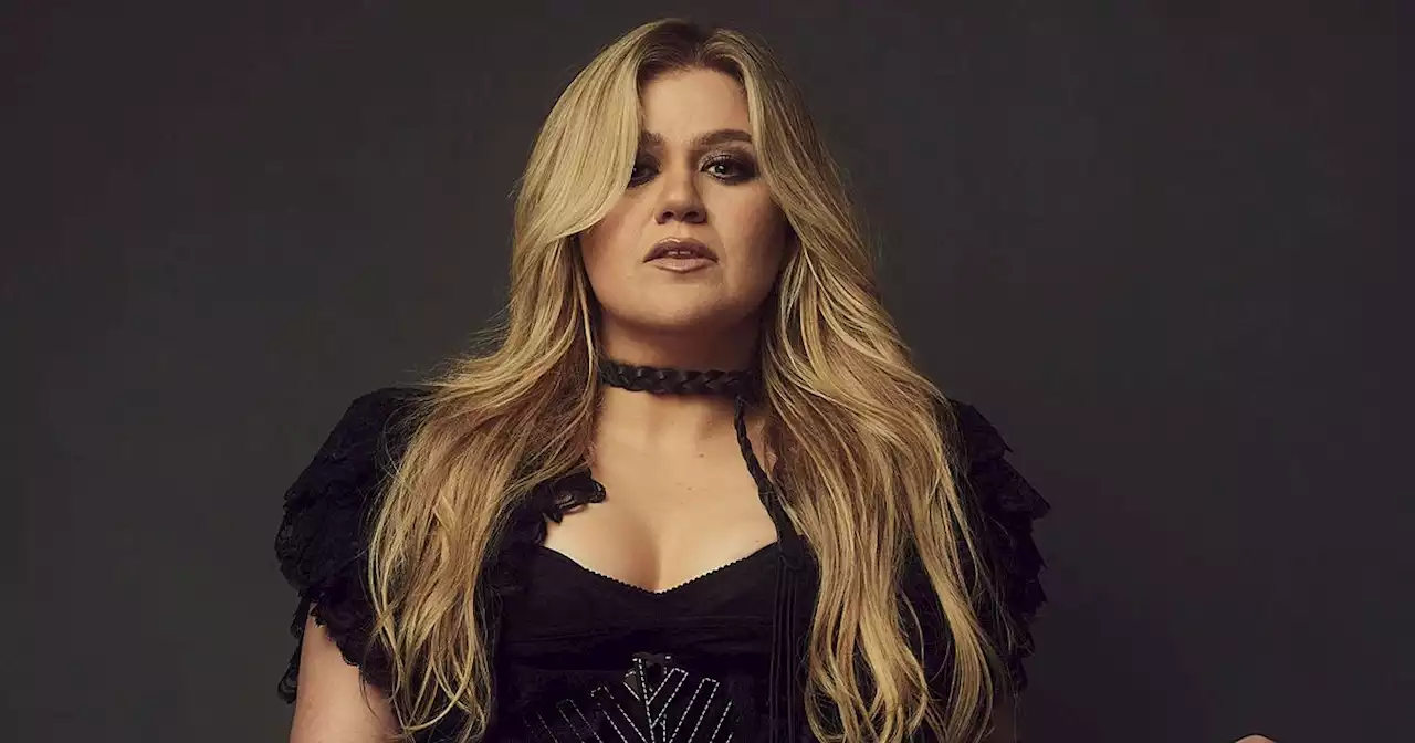 Kelly Clarkson (Finally) Succumbs to the Spotlight