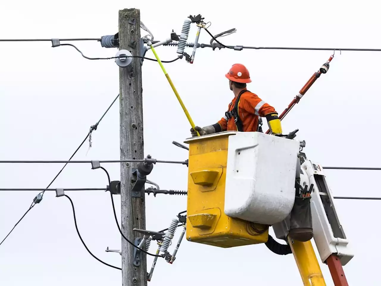 Hydro Ottawa workers about to be in legal strike position vote against contract offer