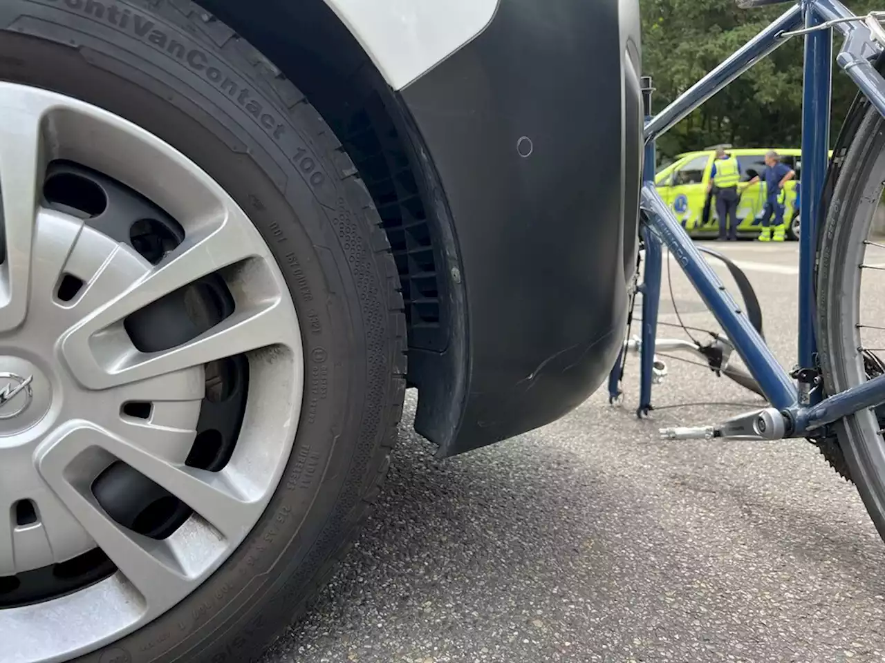 Riehen BS Velofahrer von Lieferwagen überrollt