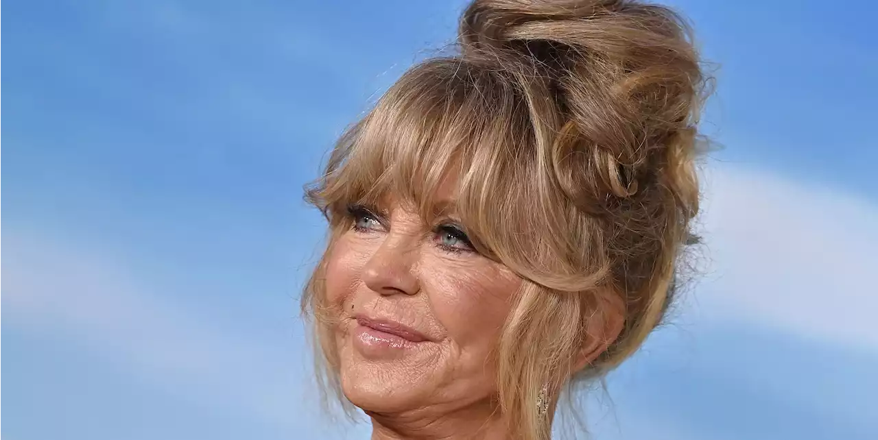 At 77, Goldie Hawn Poses in Swimsuit for Stunning Sunset Pic and Fans Go Wild