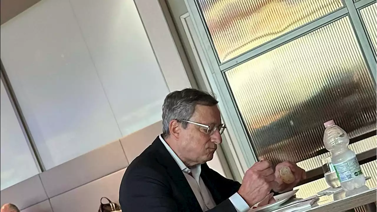 Il pranzo in solitaria di Draghi in aeroporto