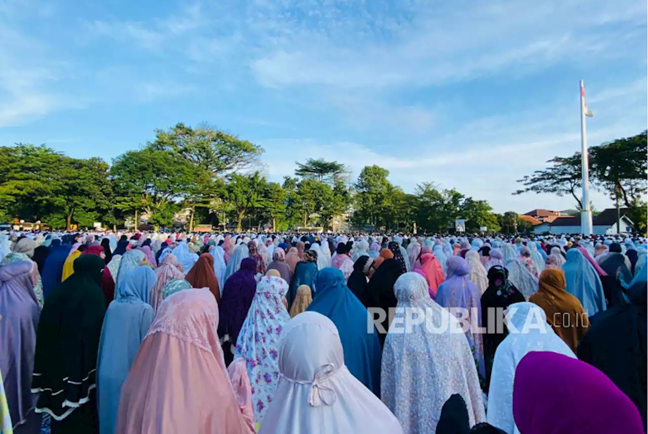 Puluhan Ribu Jamaah Muhammadiyah Padati Lapangan Sempur Bogor untuk Sholat Idul Adha |Republika Online