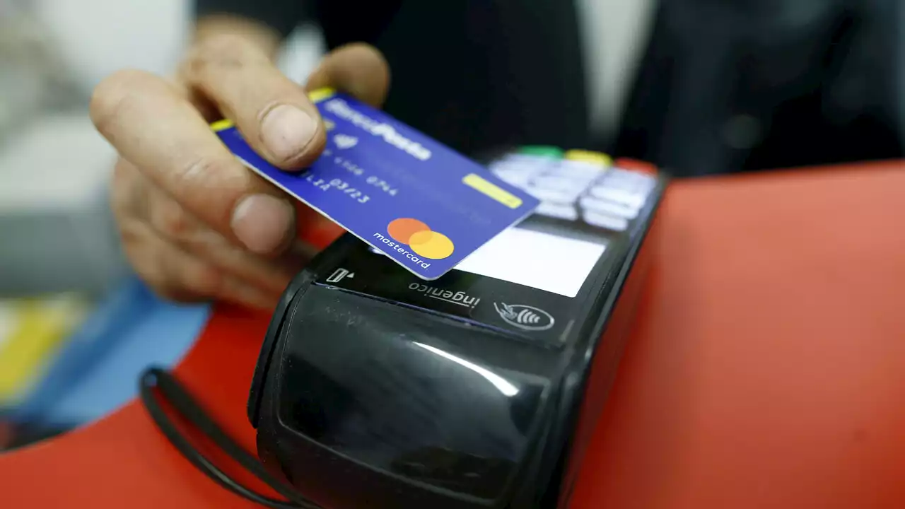 Cosa cambia da oggi per chi paga spesso con bancomat e carte di credito