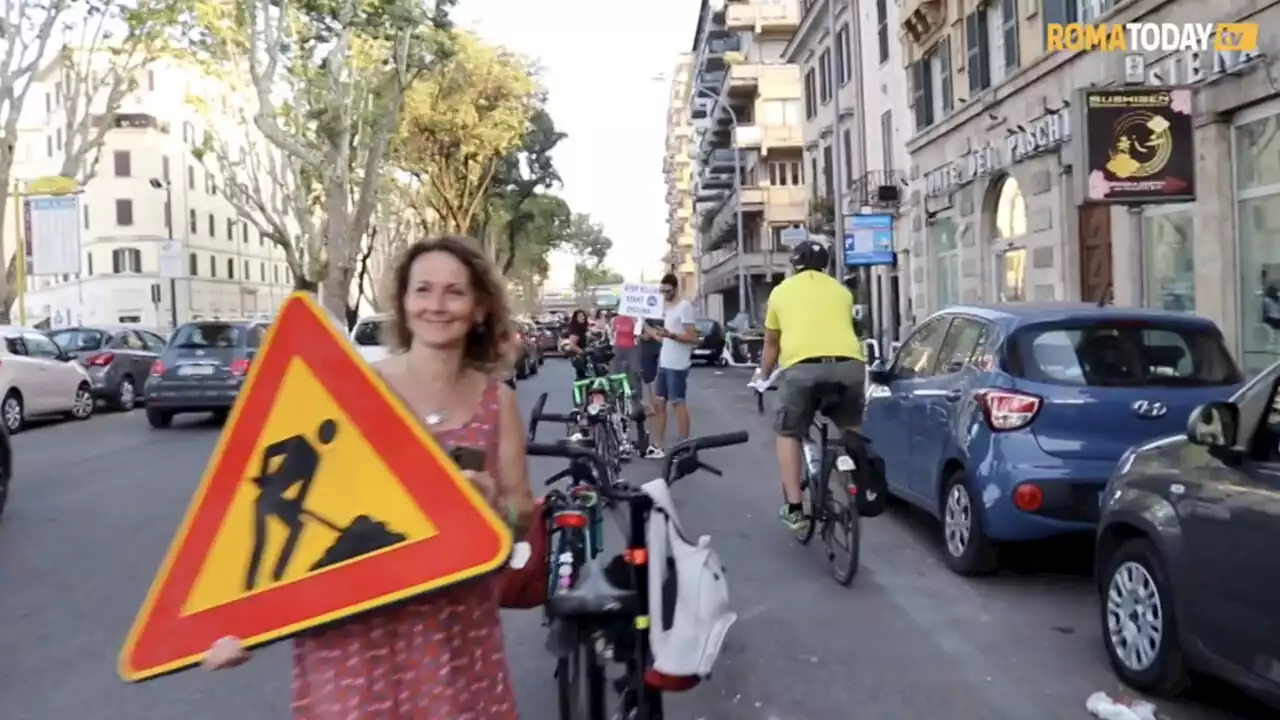 VIDEO | 'Giù le mani dalla pista': la protesta prende la forma di una ciclabile umana