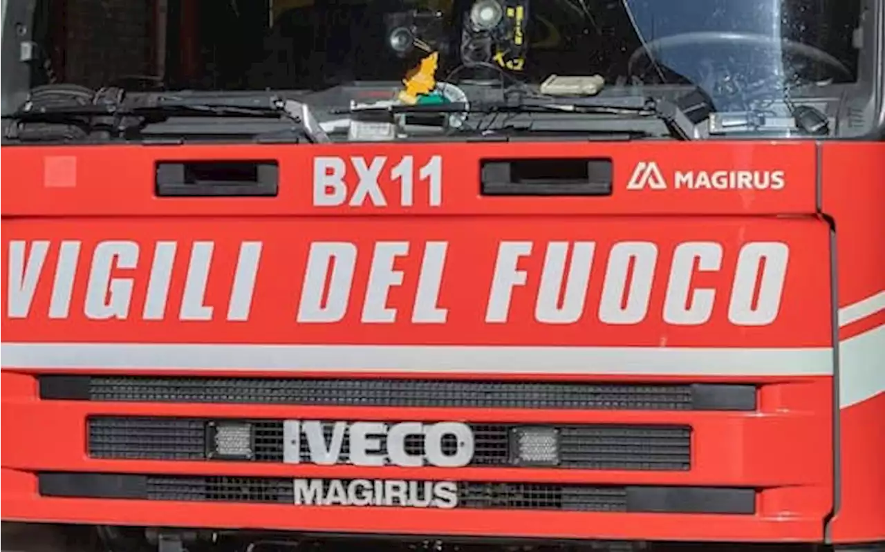 Incendio a Milano, in fiamme gli ultimi due piani di un palazzo in via Gallarate