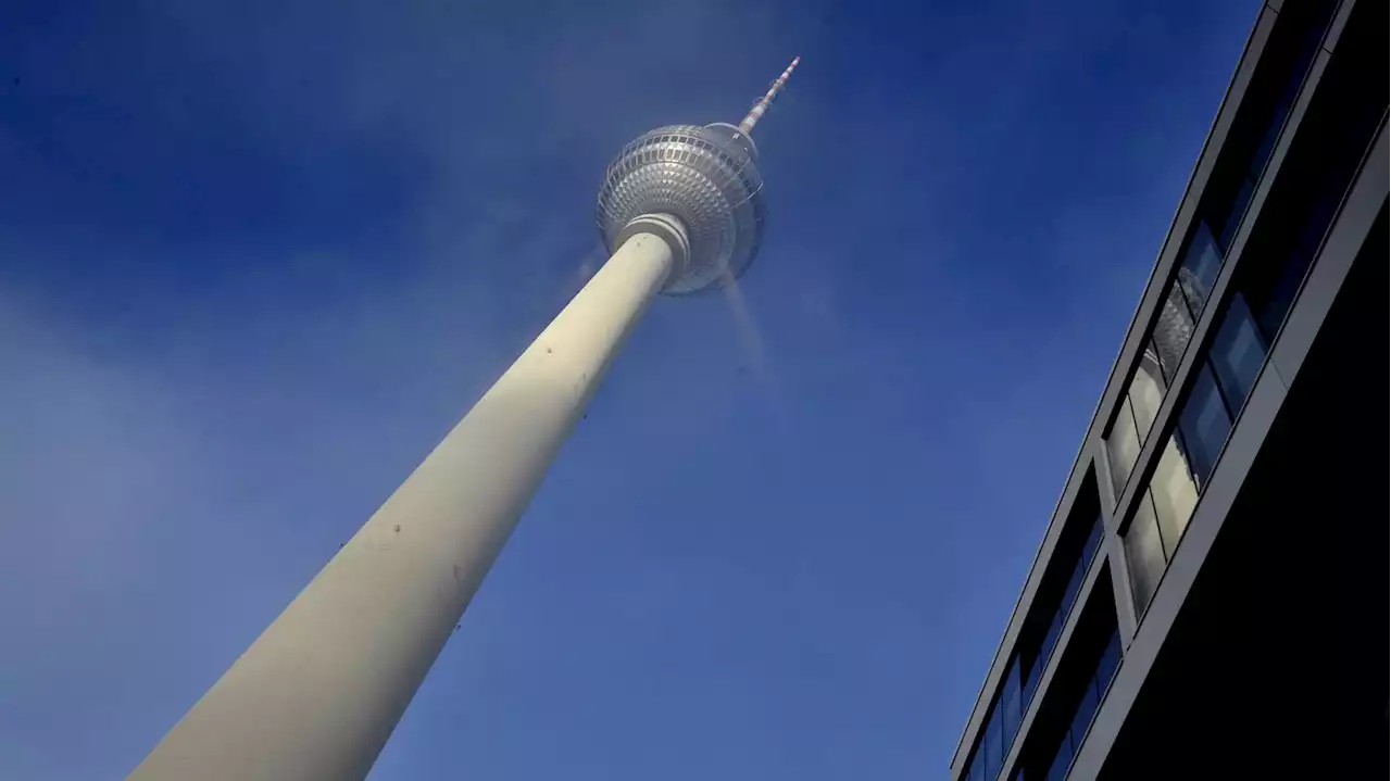 Polizei sperrt Bereiche des Alexanderplatzes: Hobbydrohne in Turmkugel des Berliner Fernsehturms verfangen