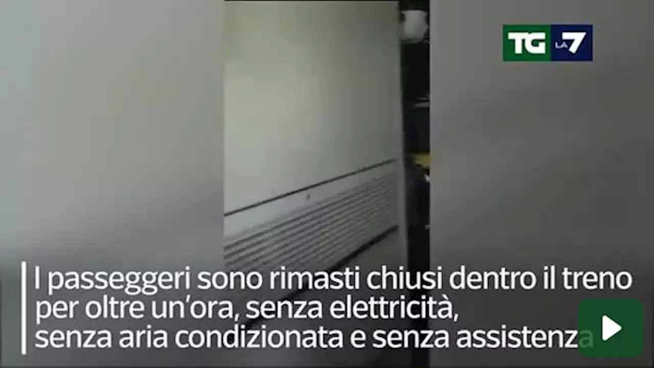 Per tre ore sotto il sole chiusi nel treno Roma-Lecce: ritardi e malori