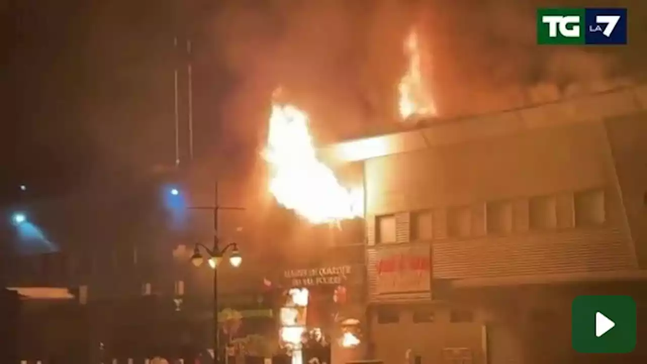 Proteste in Francia dopo l'uccisione di un 17enne. A fuoco il municipio di Mantes-la-Jolie