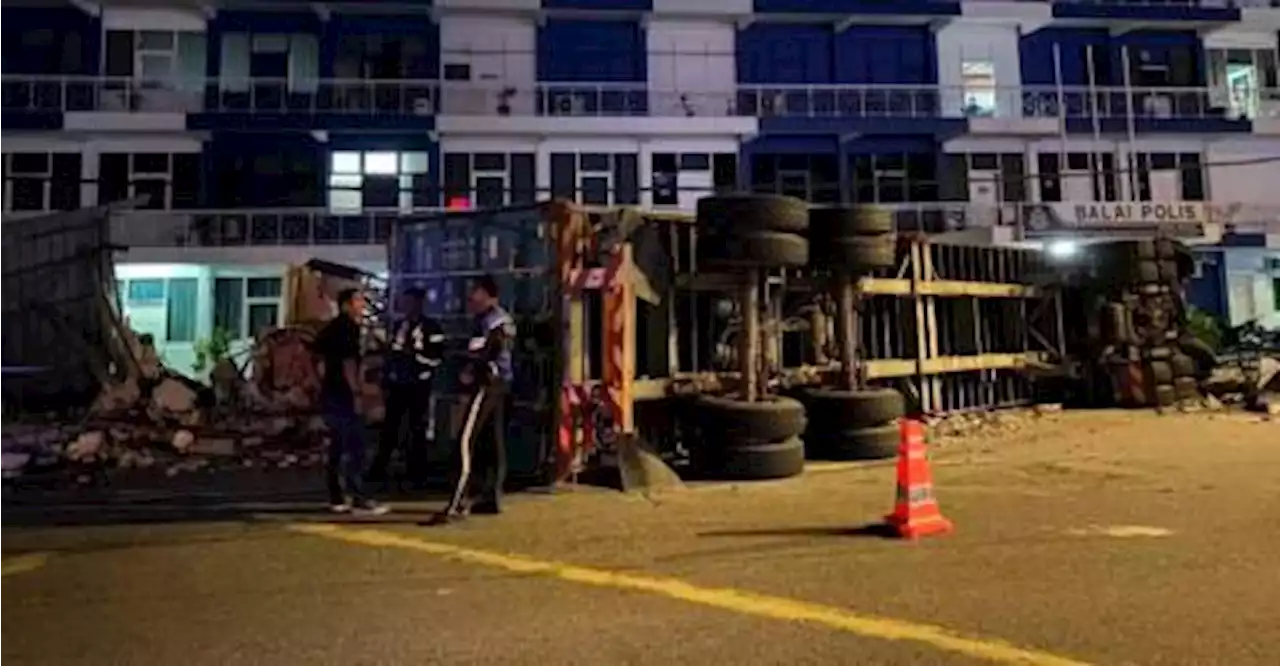 Police detain lorry driver who crashed into Tapah IPD guard post