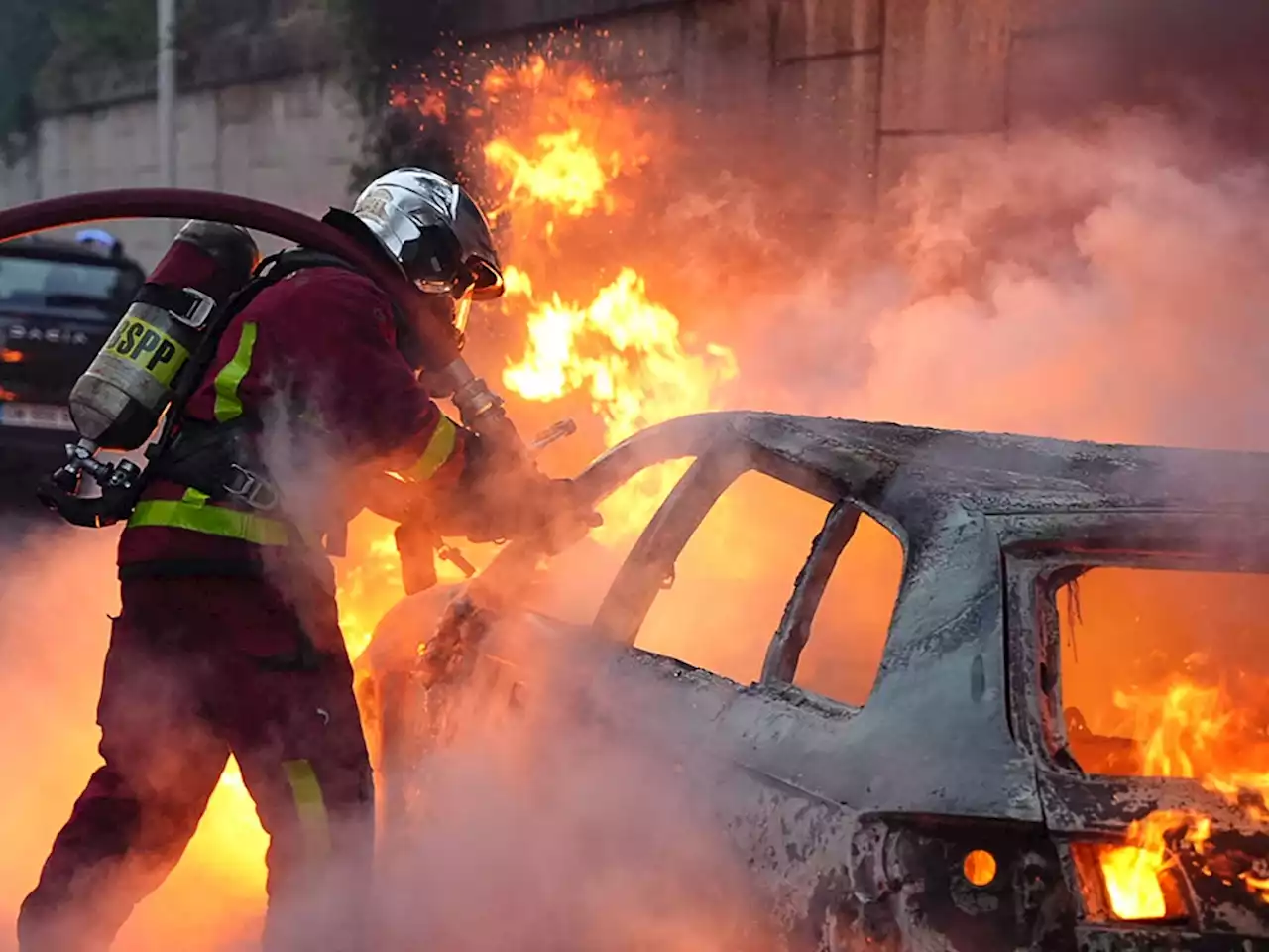 Tensions erupt in Paris after 17-year-old delivery driver killed in police standoff