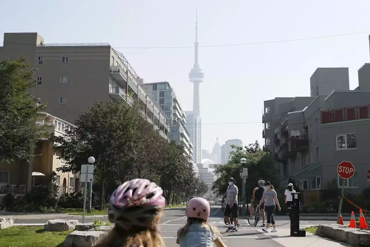 Poor air quality to peak Wednesday morning as wildfire smoke passes over Toronto