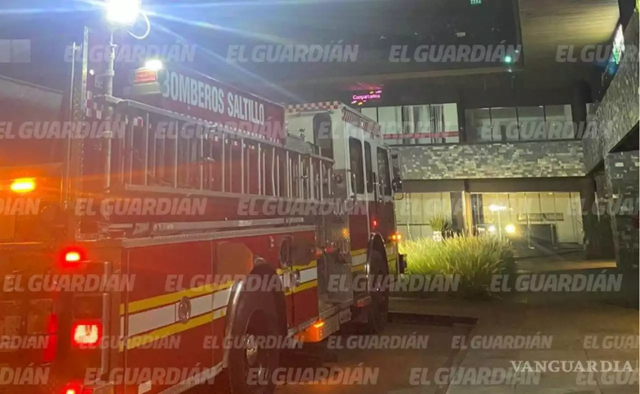 Fuerte incendio consume popular bar en plaza comercial al norte de Saltillo; sospechan de corto circuito